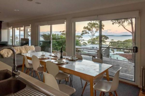 Expansive Bay Views, Light & Airy House, Wood Fire